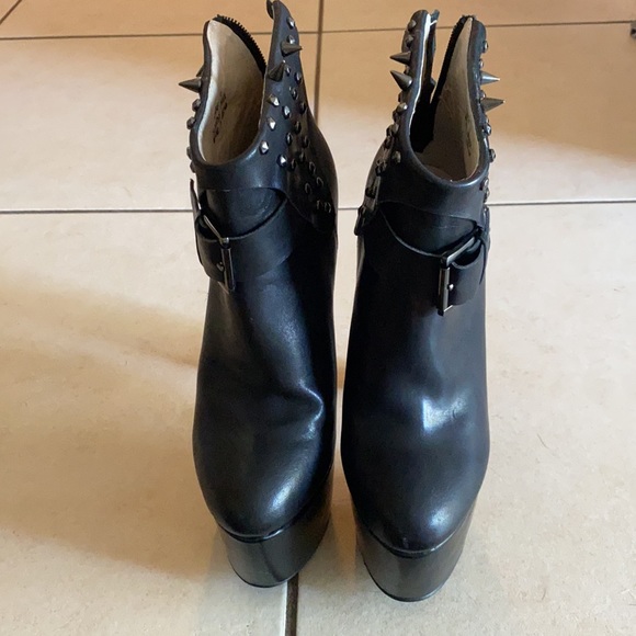 New condition! Size 6 N.Y.L.A. Booties - Carrey - Picture 2 of 11